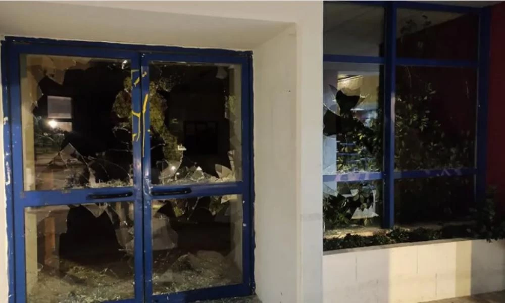 Πανεπιστημιούπολη Ζωγράφου: Προσπάθησαν να καταστρέψουν το Κτίριο Διοίκησης – Πέταξαν μπογιές και έσπασαν τζάμια